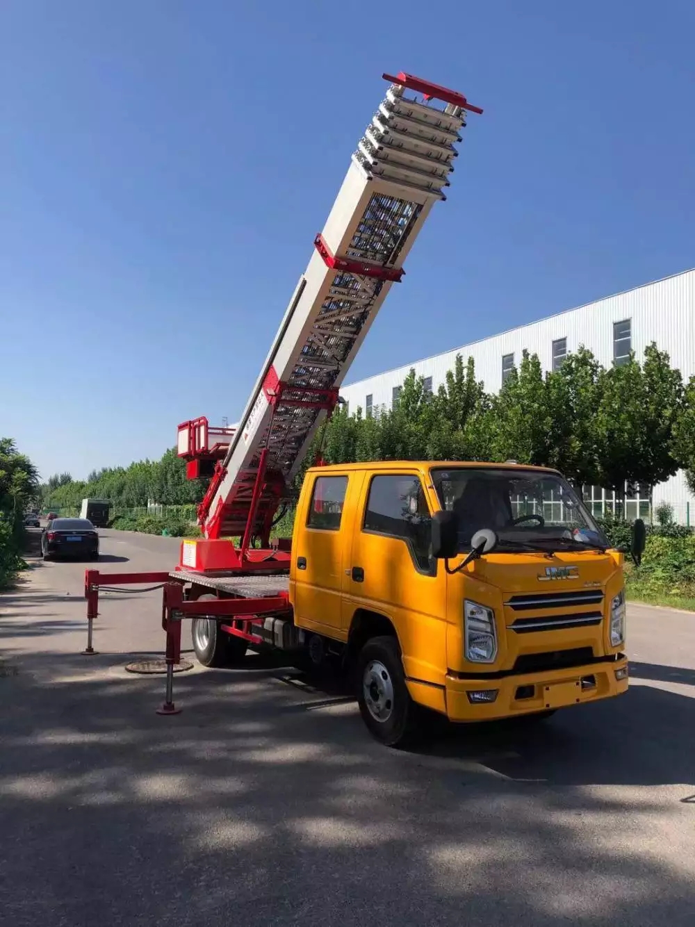 德安县附近的云梯车出租服务：轻松解决高空作业需求