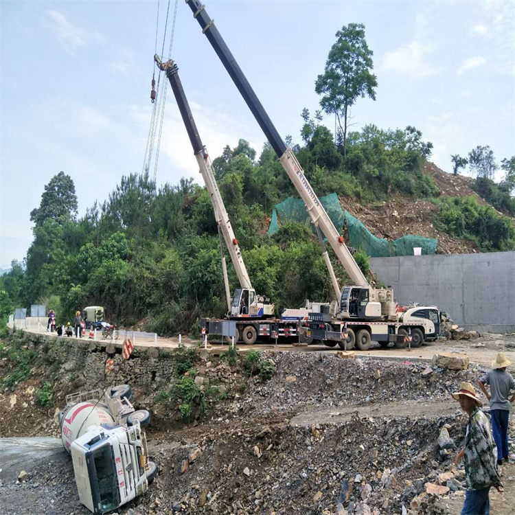 德安县汽车掉沟里叫吊车救援要多少钱
